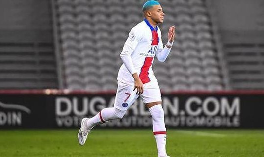  斯特拉斯堡门将神勇发挥，多次扑救保住平局