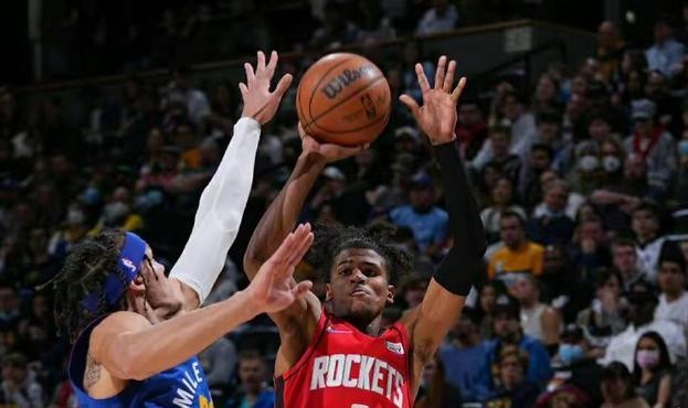  艾顿制霸禁区开拓者主场力克掘金止连败